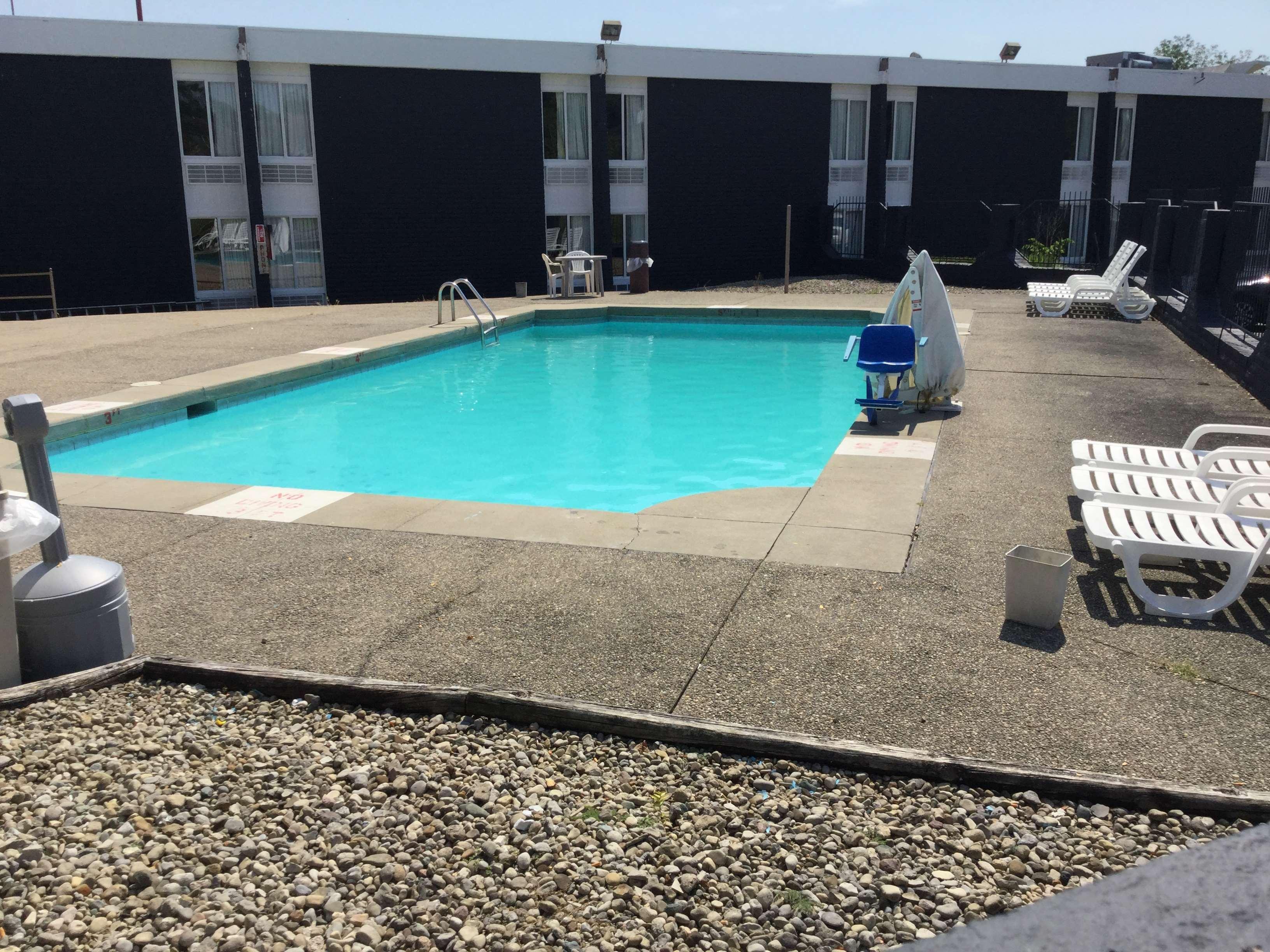 Days Inn & Suites By Wyndham Cincinnati North Springdale Exterior foto